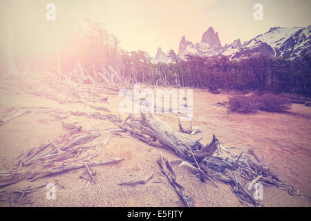 Vintage sfondo di montagna con gamma Fitz Roy, Argentina Foto Stock