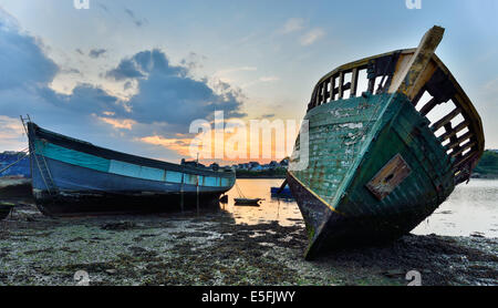 In legno antico barche da pesca sulla riva Foto Stock