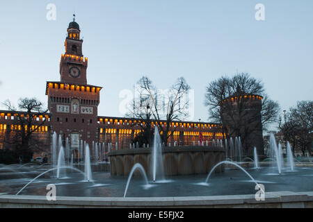 Il Castello Sforzesco con fontana di Milano, Italia Foto Stock