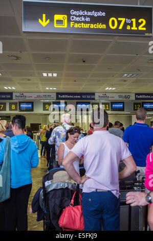 Check in presso l'aeroporto Reina Sofia di Tenerife Sur, per un volo Ryanair. Isole Canarie, Spagna. Foto Stock