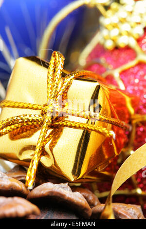 Gold confezione regalo e palle di Natale di close-up Foto Stock