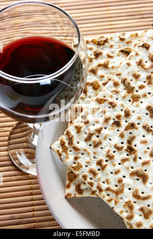 Vino e pane azzimo - elementi della cena pasquale ebraica Foto Stock