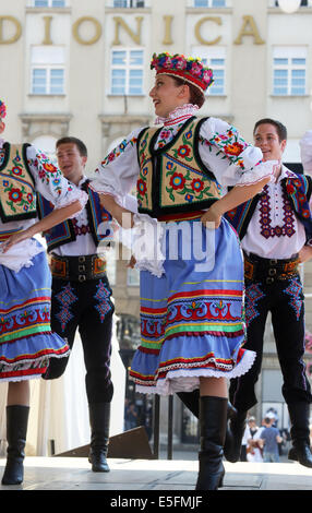 Il gruppo folk Edmonton, ballerini ucraini Viter dal Canada durante il 48mo Festival Internazionale del Folklore nel centro di Zagabria Foto Stock