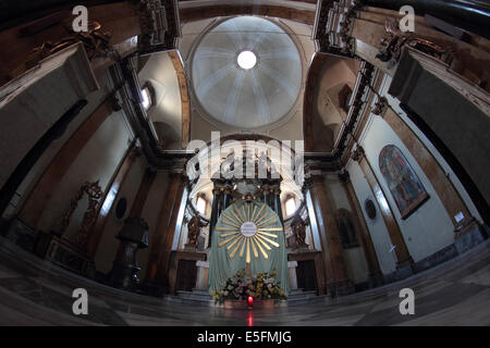 La città di Sansepolcro, Italia - Luglio 16, 2014: interno barocco della chiesa di Santa Maria dei Servi in un fish-eye Foto Stock