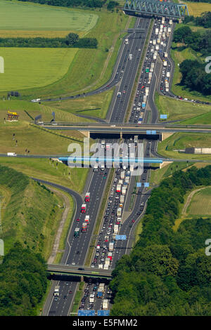 Vista aerea, ingorgo sull'autostrada A2, Kamen intersezione, Bergkamen, distretto della Ruhr, Nord Reno-Westfalia, Germania Foto Stock