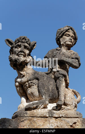 Le figure in stile barocco su di un muro di Villa Palagonia, Bagheria, in provincia di Palermo, Sicilia, Italia Foto Stock