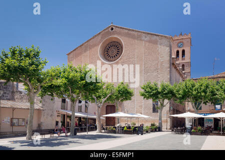 Ristoranti e cafe di strada in piazza del mercato, Placa Major, Chiesa di Nostra Senyora dels Àngels, Pollença, Maiorca Foto Stock