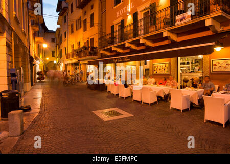 Ristorante la sera, Malcesine, provincia di Verona, regione Veneto, Italia Foto Stock