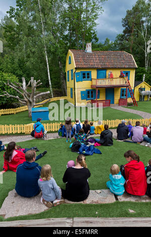 Villa Villekulla, gli spettatori a guardare una scena del libro per bambini "Pippi Calzelunghe"" da parte dei bambini è autrice Astrid Lindgren, Foto Stock