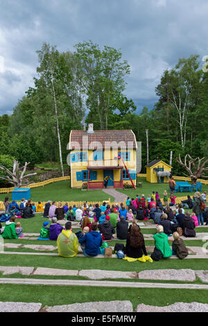 Villa Villekulla, gli spettatori a guardare una scena del libro per bambini "Pippi Calzelunghe"" da parte dei bambini è autrice Astrid Lindgren, Foto Stock