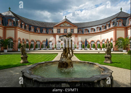 Fontana barocca con Ercole e Anteo in battaglia, fiancheggiata da statue di quattro elementi, superiore Aranciera, i giardini del castello Foto Stock