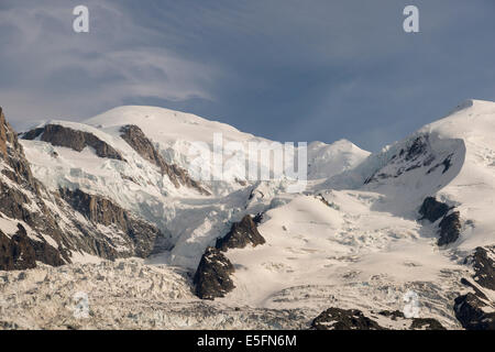 Mont Blanc, 4810m, con il Glacier des Bossons, Ghiacciaio Bossons, Chamonix-Mont-Blanc, Haute-Savoie, Rhône-Alpes, in Francia Foto Stock