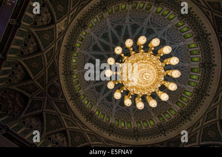 Muscat Oman. 11 Luglio, 2014. Completato nel 2001 il Sultano Qaboos grande moschea è la principale moschea nel Sultanato di Oman e è la casa per i mondi secondo più grande singolo pezzo la moquette e il lampadario il lampadario sopra la sala di preghiera è 14 metri di altezza ed è stato fabbricato dalla ditta Faustig dalla Germania. © Giovanni Wreford/ZUMA filo/Alamy Live News Foto Stock