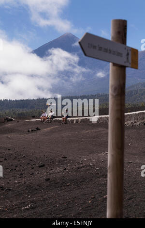 Passeggiate nell'area Chinyero di Santiago del Teide, sito dell'ultima eruzione vulcanica a Tenerife, Isole Canarie, Spagna. Foto Stock