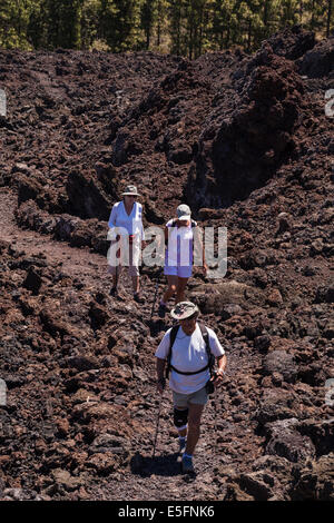 Passeggiate nell'area Chinyero di Santiago del Teide, sito dell'ultima eruzione vulcanica a Tenerife, Isole Canarie, Spagna. Foto Stock