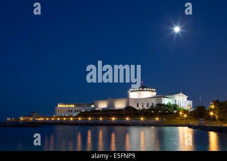 Shedd Aquariuam e il Planetarium Adler al tramonto sull'acqua a Chicago, Illinois, Stati Uniti d'America Foto Stock