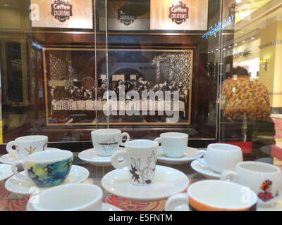 Manila, Filippine. 29 Luglio, 2014. Il "Caffè creazioni presentano' a Newport Mall di Pasay City mette in mostra diverse opere di caffè in cui la polvere di caffè in grani sono utilizzati nella creazione di questi capolavori. © Sherbien Dacalanio/Pacific Press/Alamy Live News Foto Stock