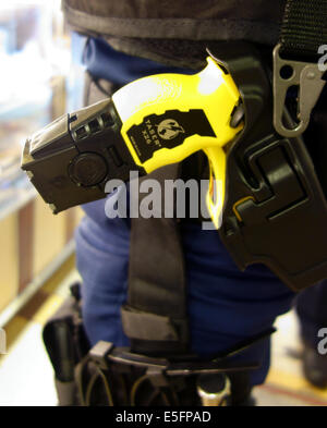 Malga Taser in custodia indossata da agente di polizia armato, Londra Centrale Foto Stock