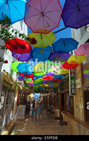 Vicolo laterale a Bodrum town center con baldacchino a ombrello, Mugla, Turchia Foto Stock