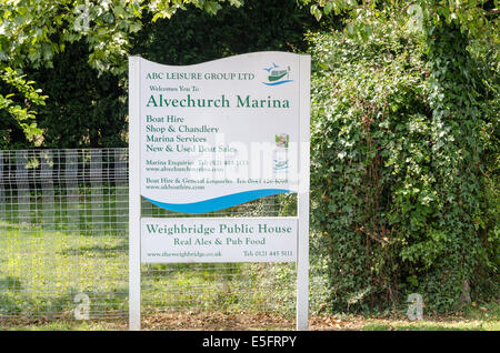 Segno per Alvechurch Marina sulla Worcester Birmingham Canal Foto Stock