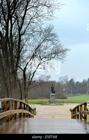 Old North Bridge e il minuto uomo statua, Concord, Massachusetts. Foto Stock