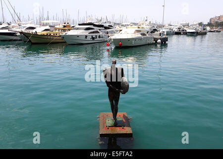 Scultura da Esperanza dOrs, ritorno di Ikarus con una tavola da surf, area del porto di Alicante, la capitale della regione di Valencia, Spagna, Foto Stock