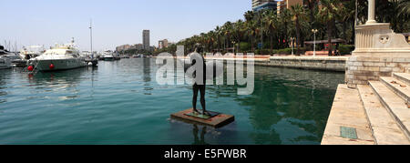 Scultura da Esperanza dOrs, ritorno di Ikarus con una tavola da surf, area del porto di Alicante, la capitale della regione di Valencia, Spagna, Foto Stock