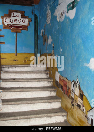 Dipinto murale in alto la scala di un ristorante di Sayulita, Messico. Foto Stock