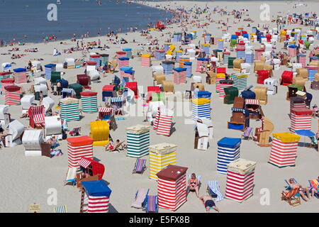 Borkum, Germania: Luglio 29, 2014 - spiaggia con bagno tende Foto Stock