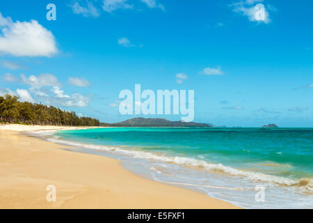Waimanalo Beach guardando a nord verso la spiaggia del soffietto e del Koolau gamma di montagna a Windward Oahu, Hawaii Foto Stock