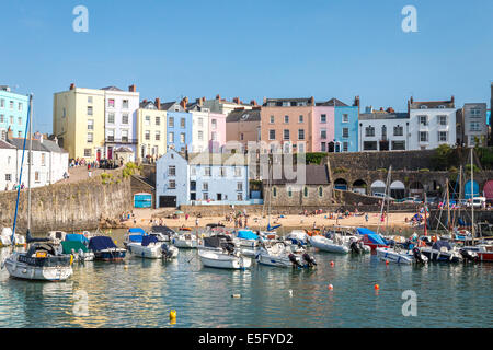 Tenby porto pieno di barche in un pomeriggio soleggiato, la pittoresca cittadina di mare in Pembrokeshire, Galles Foto Stock