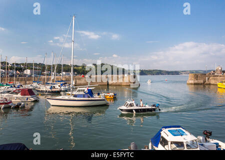 Saundersfoot marina e porto pieno di barche con St Brides Bay Hotel sulla rupe, Pembrokeshire, Wales, Regno Unito Foto Stock