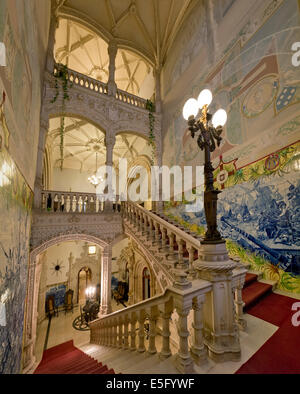 Il Portogallo, Beira Litoral, il Portogallo centrale, Busaco, il Palácio Hotel do Buçaco scalinata e pannelli di piastrelle Foto Stock