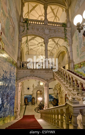 Il Portogallo, Beira Litoral, il Portogallo centrale, Busaco, il Palácio Hotel do Buçaco scalinata e pannelli di piastrelle Foto Stock