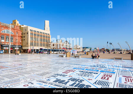 Il tappeto di commedia, comici catchphrases visualizzato sul lungomare al di fuori dalla torre di Blackpool, il Golden Mile, Blackpool, Lancs, Regno Unito Foto Stock