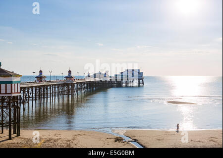 North Pier appena prima del tramonto, il Golden Mile, Blackpool, Lancashire, Regno Unito Foto Stock