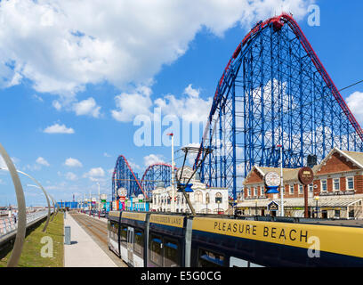 Il tram sul lungomare di fronte alla grande un ottovolante a Pleasure Beach parco divertimenti, Blackpool, Lancashire, Regno Unito Foto Stock
