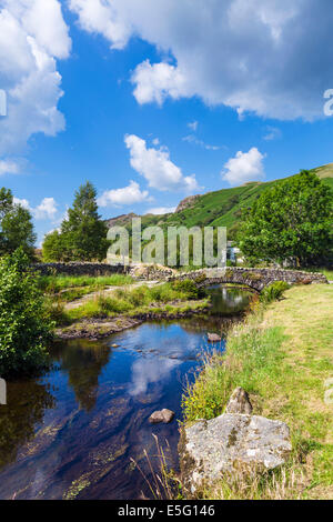 Biridge oltre Watendlath Beck a Watendlath Tarn, Borrowdale, Lake District, Cumbria, Regno Unito Foto Stock