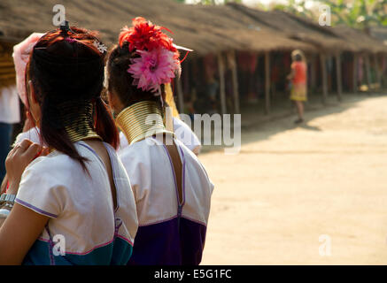 Due donne sedute fuori Foto Stock