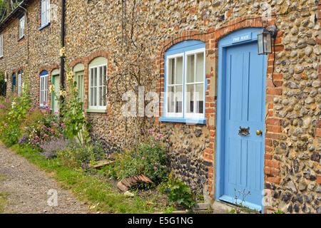 Fila di Cottages in pozzetti accanto il mare Norfolk Regno Unito Foto Stock