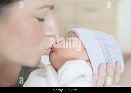 Madre baciare figlia (0-1 mese) Foto Stock