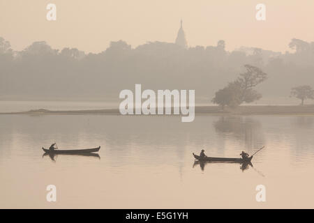 I pescatori sul lago Taungthaman, Amarapura, Myanmar (Birmania) Foto Stock