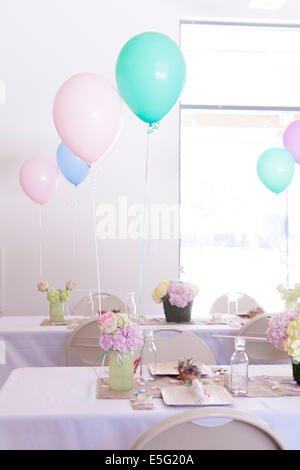 Sala da pranzo con le regolazioni del posto per party Foto Stock