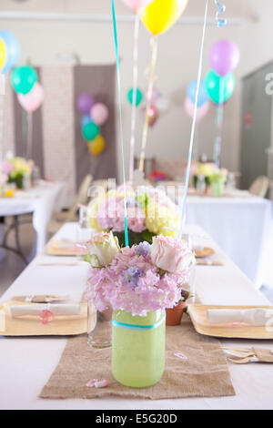 Sala da pranzo con le regolazioni del posto per party Foto Stock