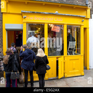 Coda di persone al di fuori della prima colazione Club, Camden Passage, Islington Londra Inghilterra REGNO UNITO Foto Stock