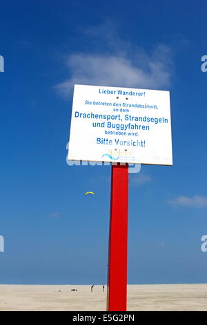 Borkum, Germania: Luglio 29, 2014 - segnale di avvertimento sulla spiaggia Foto Stock
