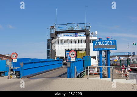 Borkum, Germania: Luglio 29, 2014 - traghetto al porto di Emden Foto Stock