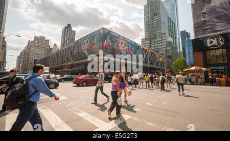 La deprimente, criminalità-ridden Port Authority Bus Terminal in midtown Manhattan a New York Foto Stock