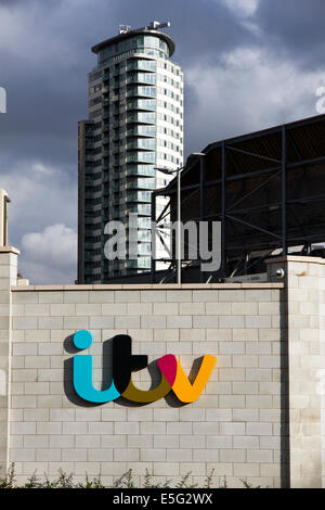 La ITVs Trafford Wharf Studios (in primo piano) , Media City, Salford Quays/ Trafford Park, Manchester, Inghilterra, Regno Unito Foto Stock