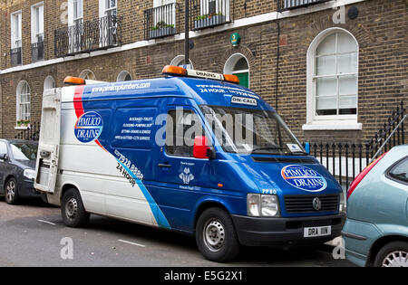 Pimlico idraulici' van case esterno su Halton Road Islington, London, Regno Unito Foto Stock